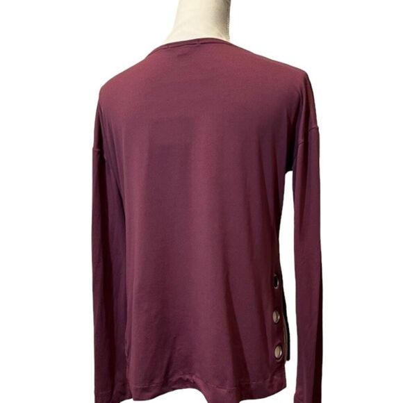 Moral Fiber V-Neck Top with Metal Grommets at Hem Slit in Merlot Size Small - Picture 5 of 12
